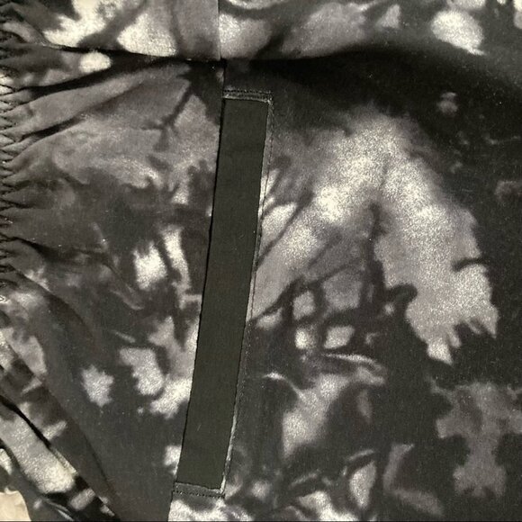 LULULEMON Sz S  Tie Dye Cuffed Shorts with Pockets - Picture 5 of 6